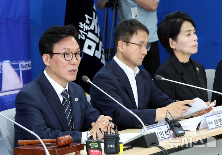  [부산=뉴시스] 하경민 기자 = 김민석 더불어민주당 대표가 19일 부산 동구 부산시당에서 열린 현장 최고위원회 회의에 참석, 모두발언을 하고 있다. 2026.08.19. yulnetphoto@newsis.com