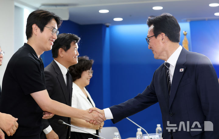  [부산=뉴시스] 하경민 기자 = 김민석 더불어민주당 대표가 19일 부산 동구 부산시당에서 열린 현장 최고위원회 회의에 참석, 하정우 전 청와대 AI수석과 악수하고 있다. 2026.08.19. yulnetphoto@newsis.com