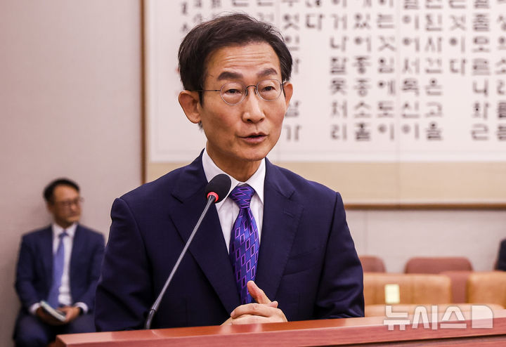 [서울=뉴시스] 정병혁 기자 = 김호철 감사원장이 19일 서울 여의도 국회에서 열린 법제사법위원회 전체회의에서 업무보고를 하고있다. 2026.08.19. jhope@newsis.com