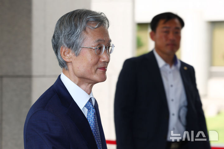 [서울=뉴시스] 전신 기자 = 조희대 대법원장이 19일 서울 서초구 대법원으로 출근하고 있다.조 대법원장은 지난 18일 노태악 전 대법관과 이흥구 대법관의 후임으로 손봉기 대구지방법원 부장판사와 김성수 서울고등법원 부장판사를 이재명 대통령에게 서면으로 임명 제청했다. 2026.08.19. photo1006@newsis.com