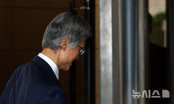 [서울=뉴시스] 전신 기자 = 조희대 대법원장이 19일 서울 서초구 대법원으로 출근하고 있다. 조 대법원장은 지난 18일 노태악 전 대법관과 이흥구 대법관의 후임으로 손봉기 대구지방법원 부장판사와 김성수 서울고등법원 부장판사를 이재명 대통령에게 서면으로 임명 제청했다. 2026.08.19. photo1006@newsis.com