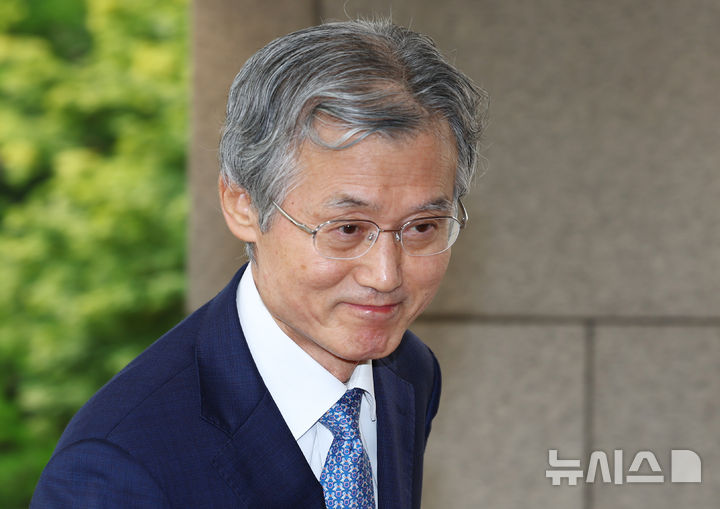 [서울=뉴시스] 전신 기자 = 조희대 대법원장이 19일 서울 서초구 대법원으로 출근하고 있다.조 대법원장은 지난 18일 노태악 전 대법관과 이흥구 대법관의 후임으로 손봉기 대구지방법원 부장판사와 김성수 서울고등법원 부장판사를 이재명 대통령에게 서면으로 임명 제청했다. 2026.08.19. photo1006@newsis.com