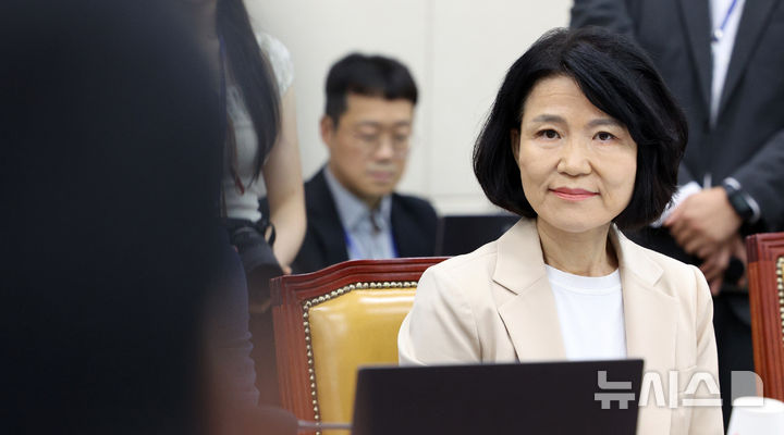 [서울=뉴시스] 고범준 기자 = 이진숙 국민의힘 의원이 19일 서울 여의도 국회에서 열린 과학기술정보방송통신위원회 전체회의에 참석해 한준호 더불어민주당 간사의 발언을 듣고 있다. 2026.08.19. bjko@newsis.com