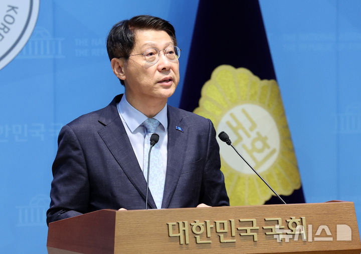 [서울=뉴시스] 고범준 기자 = 김형연 조국혁신당 최고위원이 19일 서울 여의도 국회 소통관에서 열린 조희대 대법원장 규탄 기자회견에서 발언하고 있다. 2026.08.19. bjko@newsis.com