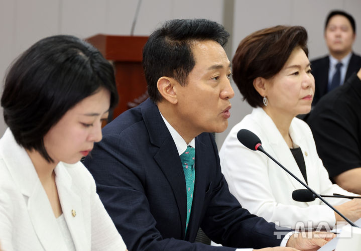 [서울=뉴시스] 최진석 기자 = 오세훈 서울시장이 19일 여의도 국회 의원회관에서 열린 국민의힘 서울특별시당, 막한공급 징벌적 과세 8.13부동산 대책 무엇이 문제인가 토론회에서 발언하고 있다. 왼쪽부터 배현진 의원, 오 서울시장, 조은희 의원. 2026.08.19. myjs@newsis.com