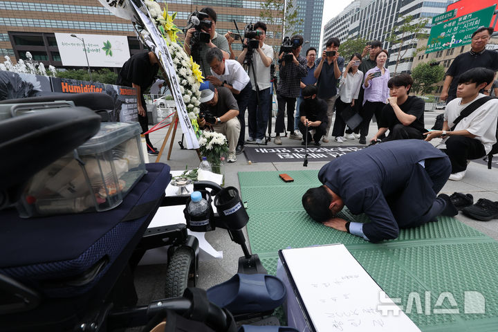 [서울=뉴시스] 김명년 기자 = 김성환 기후에너지환경부 장관이 19일 오전 서울 종로구 광화문광장에 마련된 고(故) 서영철 전국가습기살균제참사피해자연대 대표 임시 분향소에서 조문하고 있다. 2026.08.19. kmn@newsis.com