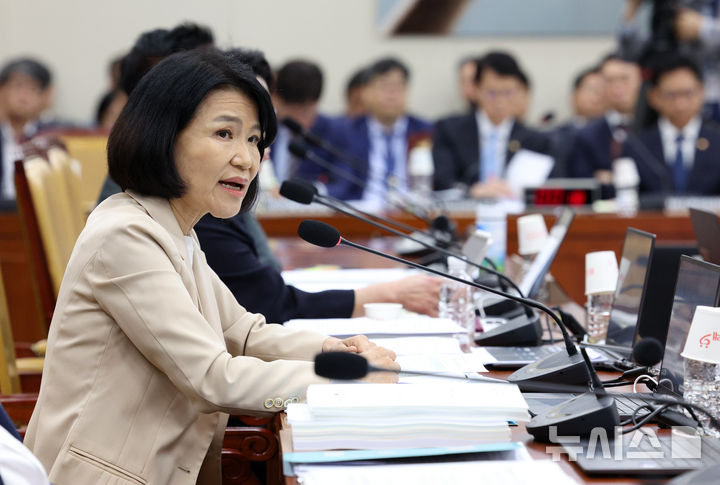 [서울=뉴시스] 고범준 기자 = 이진숙 국민의힘 의원이 19일 서울 여의도 국회에서 열린 과학기술정보방송통신위원회 전체회의에서 발언하고 있다. 2026.08.19. bjko@newsis.com