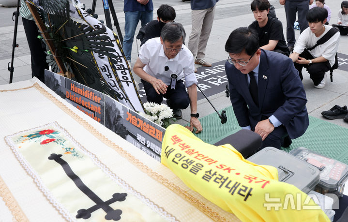 [서울=뉴시스] 김명년 기자 = 김성환 기후에너지환경부 장관이 19일 오전 서울 종로구 광화문광장에 마련된 고(故) 서영철 전국가습기살균제참사피해자연대 대표 임시 분향소에서 조문하고 있다. 2026.08.19. kmn@newsis.com