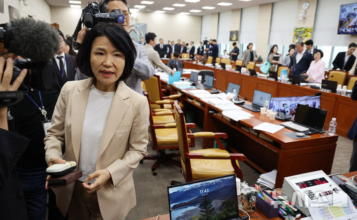 [서울=뉴시스] 고범준 기자 = 이진숙 국민의힘 의원이 19일 서울 여의도 국회에서 열린 과학기술정보방송통신위원회 전체회의가 정회된 후 송기헌 위원장에게 발언하며 이동하고 있다. 2026.08.19. bjko@newsis.com