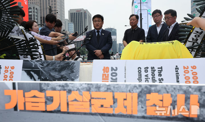 [서울=뉴시스] 김명년 기자 = 김성환 기후에너지환경부 장관이 19일 오전 서울 종로구 광화문광장에 마련된 고(故) 서영철 전국가습기살균제참사피해자연대 대표 임시 분향소에서 질문에 답하고 있다. 2026.08.19. kmn@newsis.com