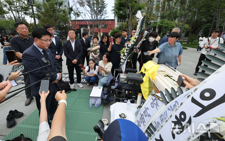 [서울=뉴시스] 김명년 기자 = 김성환 기후에너지환경부 장관이 19일 오전 서울 종로구 광화문광장에 마련된 고(故) 서영철 전국가습기살균제참사피해자연대 대표 임시 분향소에서 조문하고 있다. 2026.08.19. kmn@newsis.com