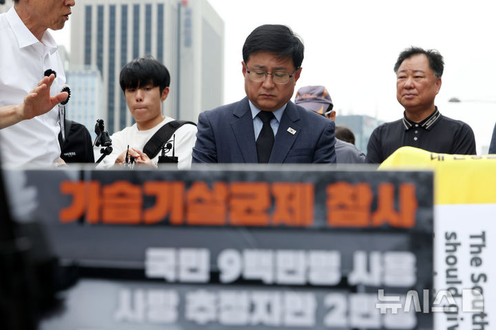 [서울=뉴시스] 김명년 기자 = 김성환 기후에너지환경부 장관이 19일 오전 서울 종로구 광화문광장에 마련된 고(故) 서영철 전국가습기살균제참사피해자연대 대표 임시 분향소에서 피해자 질문을 듣고 있다. 2026.08.19. kmn@newsis.com