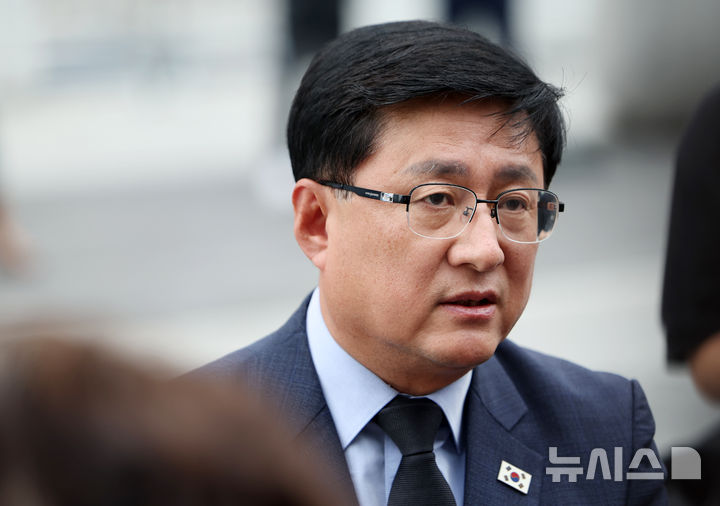 [서울=뉴시스] 김명년 기자 = 김성환 기후에너지환경부 장관이 19일 오전 서울 종로구 광화문광장에 마련된 고(故) 서영철 전국가습기살균제참사피해자연대 대표 임시 분향소에서 피해자 질문에 답하고 있다. 2026.08.19. kmn@newsis.com
