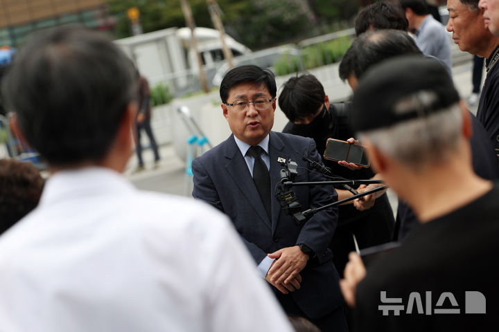 [서울=뉴시스] 김명년 기자 = 김성환 기후에너지환경부 장관이 19일 오전 서울 종로구 광화문광장에 마련된 고(故) 서영철 전국가습기살균제참사피해자연대 대표 임시 분향소에서 피해자 질문에 답하고 있다. 2026.08.19. kmn@newsis.com