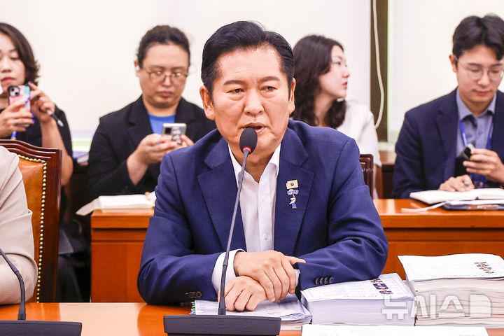 [서울=뉴시스] 정병혁 기자 = 정청래 더불어민주당 의원이 지난달 19일 서울 여의도 국회에서 열린 외교통일위원회 전체회의에서 인사말을 하고 있다. 2026.08.19. jhope@newsis.com