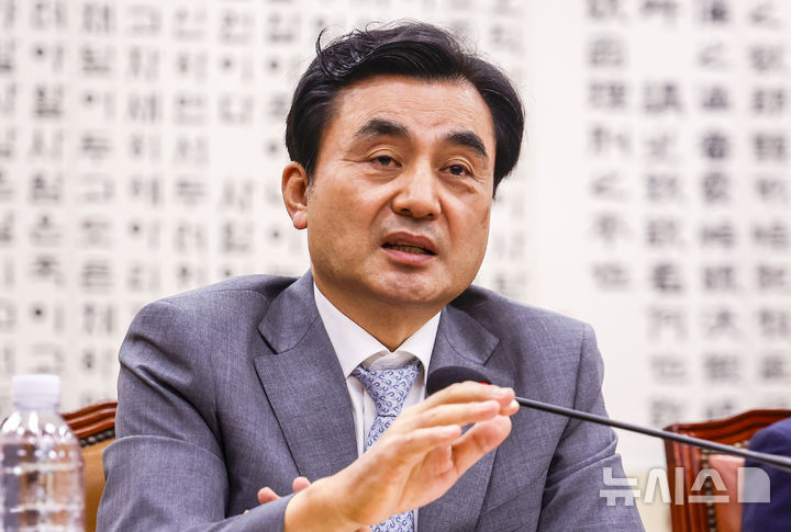 [서울=뉴시스] 정병혁 기자 = 안규백 국방부장관이 19일 서울 여의도 국회에서 열린 법제사법위원회 전체회의에서 질문에 답하고 있다. 2026.08.19. jhope@newsis.com