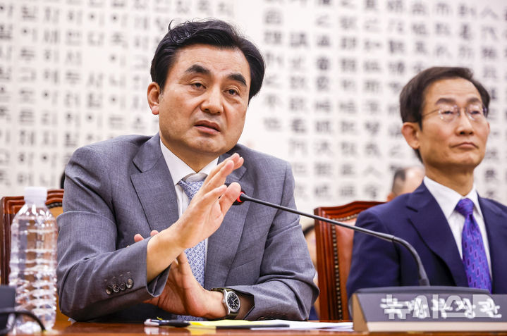 [서울=뉴시스] 정병혁 기자 = 안규백 국방부장관이 19일 서울 여의도 국회에서 열린 법제사법위원회 전체회의에서 질문에 답하고 있다. 2026.08.19. jhope@newsis.com