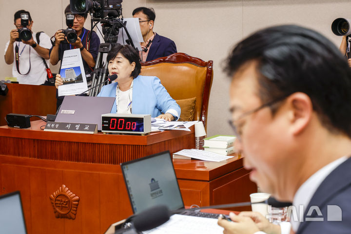 [서울=뉴시스] 정병혁 기자 = 서영교 국회 법제사법위원장이 19일 서울 여의도 국회에서 열린 법제사법위원회 전체회의에서 노경필 법원행정처장에게 질의를 하고 있다. 2026.08.19. jhope@newsis.com