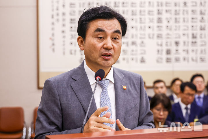 [서울=뉴시스] 정병혁 기자 = 안규백 국방부장관이 19일 서울 여의도 국회에서 열린 법제사법위원회 전체회의에서 인사말을 하고 있다. 2026.08.19. jhope@newsis.com