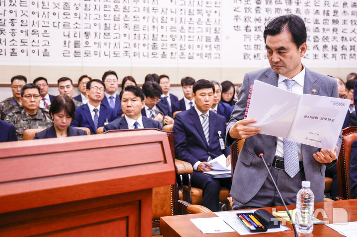 [서울=뉴시스] 정병혁 기자 = 안규백 국방부장관이 19일 서울 여의도 국회에서 열린 법제사법위원회 전체회의에서 인사말을 하고 있다. 2026.08.19. jhope@newsis.com