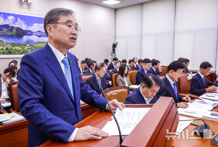[서울=뉴시스] 정병혁 기자 = 조현 외교부 장관이 19일 서울 여의도 국회에서 열린 외교통일위원회 전체회의에서 업무보고를 하고 있다. 2026.08.19. jhope@newsis.com