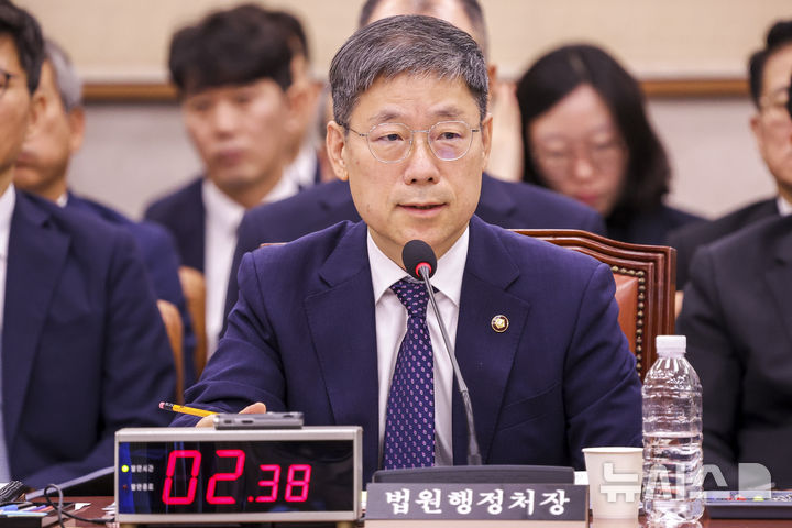 [서울=뉴시스] 정병혁 기자 = 노경필 법원행정처장이 19일 서울 여의도 국회에서 열린 법제사법위원회 전체회의에서 박지원 더불어민주당 의원의 질문에 답하고 있다. 2026.08.19. jhope@newsis.com
