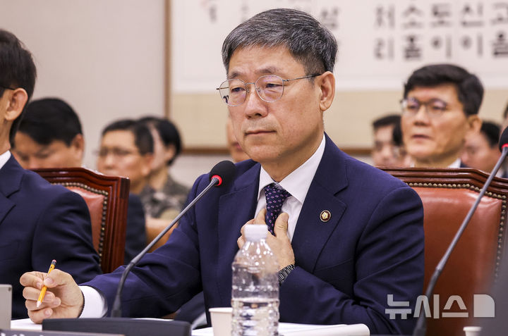 [서울=뉴시스] 정병혁 기자 = 노경필 법원행정처장이 19일 서울 여의도 국회에서 열린 법제사법위원회 전체회의에서 박지원 더불어민주당 의원의 질의를 듣고 있다. 2026.08.19. jhope@newsis.com