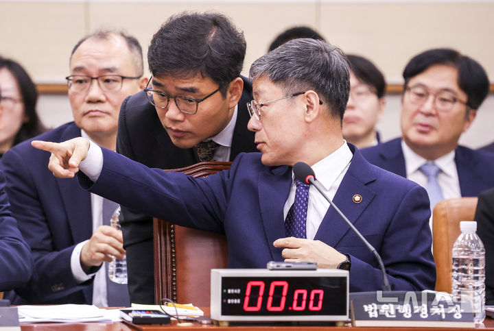 [서울=뉴시스] 정병혁 기자 = 노경필 법원행정처장이 19일 서울 여의도 국회에서 열린 법제사법위원회 전체회의에 관계자와 대화하고 있다. 2026.08.19. jhope@newsis.com