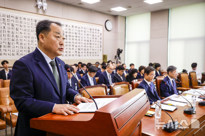 [서울=뉴시스] 정병혁 기자 = 손인혁 헌법재판소사무처장이 19일 서울 여의도 국회에서 열린 법제사법위원회 전체회의에서 업무보고를 하고 있다. 2026.08.19. jhope@newsis.com