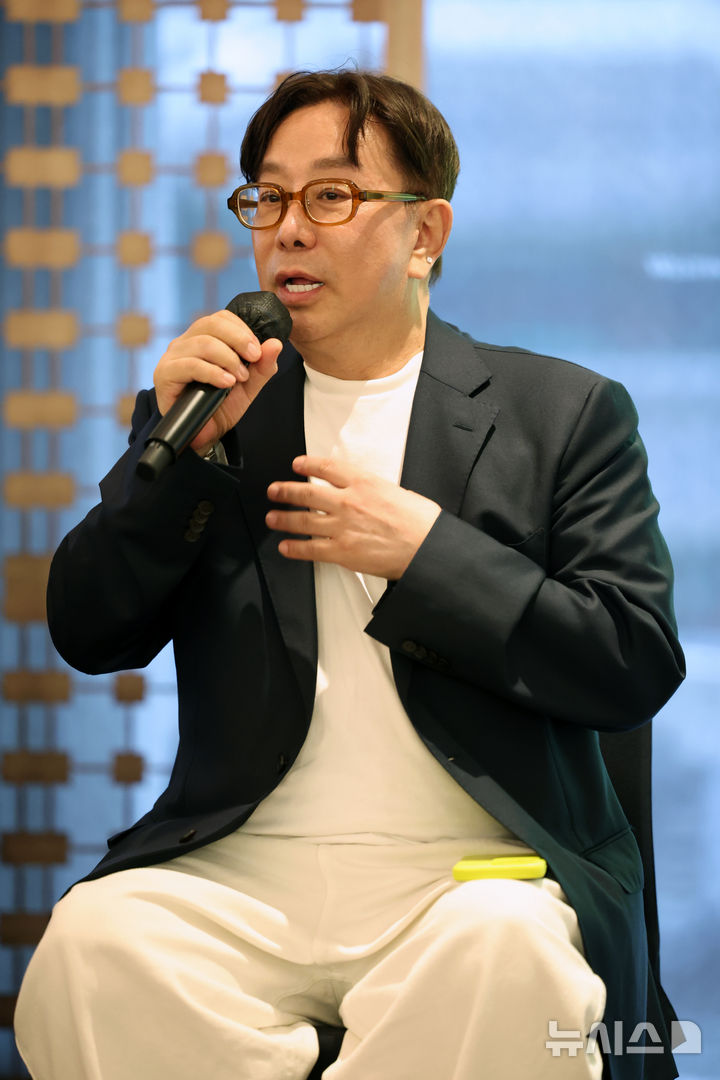 [서울=뉴시스] 박진희 기자 = 정구호 키아프 서울(Kiaf SEOUL) 총괄 디렉터가 19일 서울 중구 조선호텔에서 국내 최대 규모 아트페어 'Kiaf SEOUL·FRIEZE SEOUL 2026 공동 기자간담회'를 하고 있다. 2026.08.19. pak7130@newsis.com