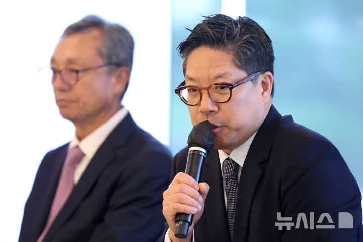 [서울=뉴시스] 박진희 기자 = 이성훈(한국화랑협회장·선화랑 대표) 키아프 서울 운영위원장과 패트릭 리(Patrick Lee) FRIEZE SEOUL(프리즈 서울) 디렉터가 19일 서울 중구 조선호텔에서 국내 최대 규모 아트페어 'Kiaf SEOUL·FRIEZE SEOUL 2026 공동 기자간담회'를 하고 있다. 2026.08.19. pak7130@newsis.com