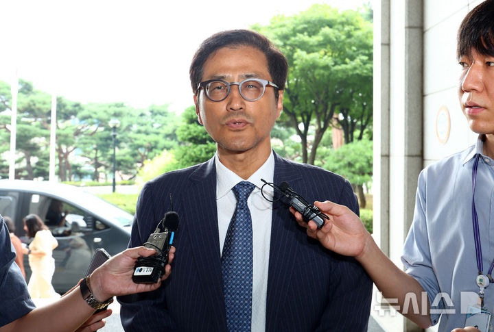 [서울=뉴시스] 전신 기자 = 6·3 지방선거 및 중앙선거관리위원회의 갖가지 의혹을 들여다보는 이태한 선관위 특별검사가 법무부를 예방해 인력 파견 요청에 나섰다. 그는 수사지원단장을 선임하고 특검보와 파견 검사 확보에 나서는 등 본격적인 수사팀 구성 작업에도 착수했다. 사진은 이 특검이 지난 19일 서울 서초구 서울중앙지방검찰청에 마련된 국민참정권 침해 진상규명을 위한 검경 합동수사본부를 방문하며 취재진 질문에 답변하는 모습. 2026.08.19. photo1006@newsis.com