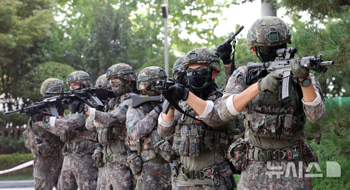  [부산=뉴시스] 하경민 기자 = 을지연습 적 드론 공격에 의한 청사 화재 및 대피훈련이 열린 19일 부산 부산진구청에서 53사단 부산여단 기동중대가 테러범 제압에 나서고 있다. 이날 훈련에는 53사단 부산여단과 부산진구청, 부산진경찰서, 부산진소방서 등 6개 기관 150여 명이 참가했다. 2026.08.19. yulnetphoto@newsis.com
