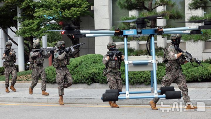  [부산=뉴시스] 하경민 기자 = 2026년 을지연습 적 드론 공격에 의한 청사 화재 및 대피훈련이 열린 19일 부산 부산진구청에서 드론 폭발물 테러가 발생하자 53사단 정찰드론과 함께 부산여단 기동중대가 테러범 제압에 나서고 있다.&nbsp; 이날 훈련에는 53사단 부산여단과 부산진구청, 부산진경찰서, 부산진소방서 등 6개 기관 150여 명이 참가했다. 2026.08.19. yulnetphoto@newsis.com