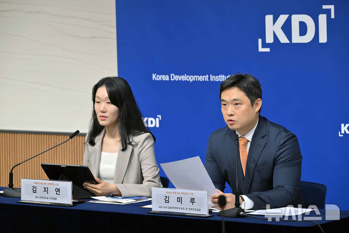 [세종=뉴시스] 강종민 기자 = KDI 김미루 거시·금융정책연구부장과 김지연 경제전망실 전망총괄이 19일 세종시 정부세종청사에서 올해 경제성장률 전망치를 기존 2.5%에서 3.2%로 0.7%p, 내년 전망치는 1.7%에서 2.2%로 0.5%p 각각 상향한다고 밝히고 있다. (사진=KDI 제공) 2026.08.19. photo@newsis.com