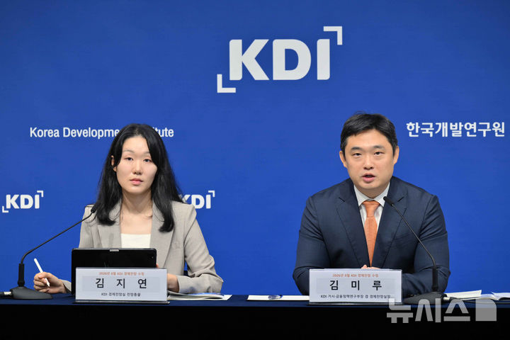 [세종=뉴시스] 강종민 기자 = KDI 김미루 거시·금융정책연구부장과 김지연 경제전망실 전망총괄이 19일 세종시 정부세종청사에서 올해 경제성장률 전망치를 기존 2.5%에서 3.2%로 0.7%p, 내년 전망치는 1.7%에서 2.2%로 0.5%p 각각 상향한다고 밝히고 있다. (사진=KDI 제공) 2026.08.19. photo@newsis.com