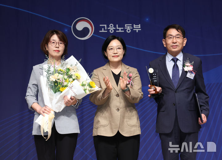 [서울=뉴시스] 조수정 기자 = 한성숙 국무총리가 19일 오후 서울 중구 프레스센터에서 열린 2026 전국 지방정부 일자리대상 시상식에서 김인수 경상남도 국장에게 국무총리상을 수여한 뒤 기념촬영 하고 있다. 2026.08.19. chocrystal@newsis.com