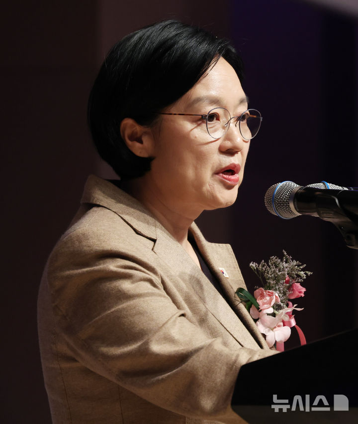 [서울=뉴시스] 조수정 기자 = 한성숙 국무총리가 19일 오후 서울 중구 프레스센터에서 열린 2026 전국 지방정부 일자리대상 시상식에서 축사하고 있다. 2026.08.19. chocrystal@newsis.com