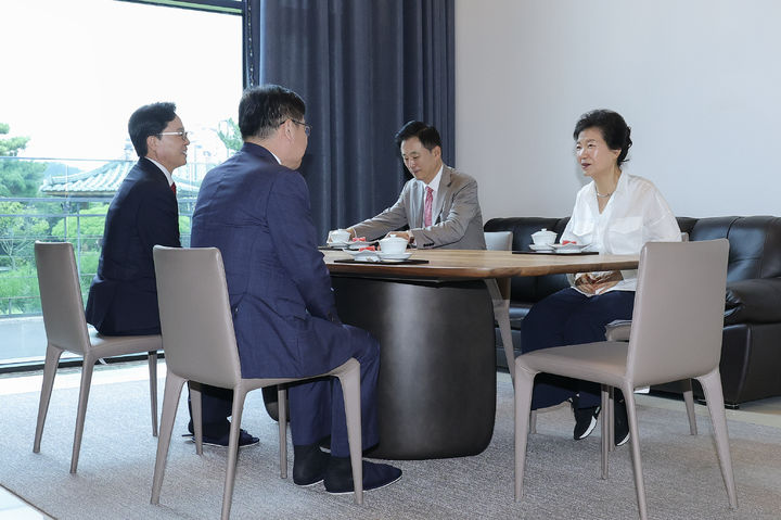 [서울=뉴시스] 최진석 기자 = 박근혜 전 대통령이 19일 오전 대구 달성군 유가읍 사저를 찾은 정점식 국민의힘 원내대표를 접견하고 있다. (사진=국민의힘 제공) 2026.08.19. photo@newsis.com *재판매 및 DB 금지