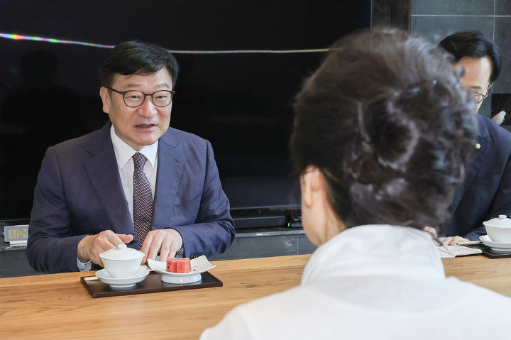 [서울=뉴시스] 최진석 기자 = 정점식 국민의힘 원내대표가 19일 오전 대구 달성군 유가읍 박근혜 전 대통령 사저에서 박근혜 전 대통령을 예방하고 있다. (사진=국민의힘 제공) 2026.08.19. photo@newsis.com *재판매 및 DB 금지