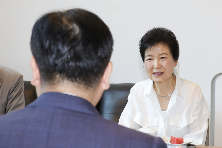 [서울=뉴시스] 최진석 기자 = 박근혜 전 대통령이 19일 오전 대구 달성군 유가읍 사저를 찾은 정점식 국민의힘 원내대표를 접견하고 있다. (사진=국민의힘 제공) 2026.08.19. photo@newsis.com *재판매 및 DB 금지