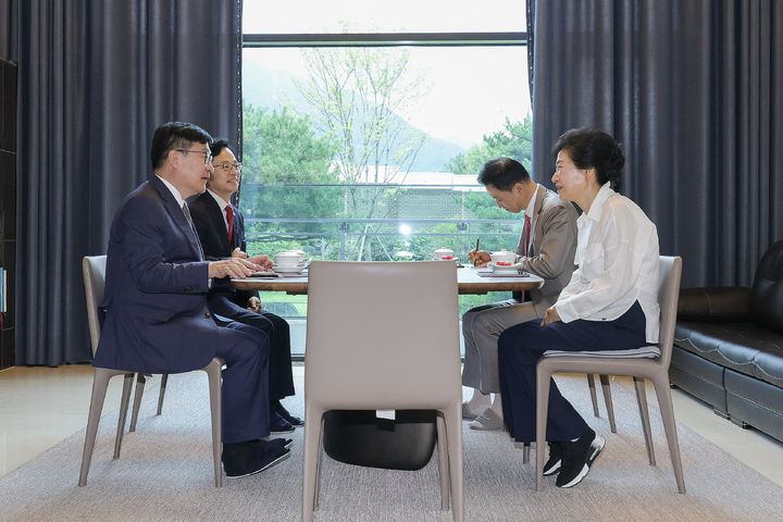 [서울=뉴시스] 최진석 기자 = 정점식 국민의힘 원내대표가 19일 오전 대구 달성군 유가읍 박근혜 전 대통령 사저에서 박근혜 전 대통령을 예방하고 있다. (사진=국민의힘 제공) 2026.08.19. photo@newsis.com *재판매 및 DB 금지