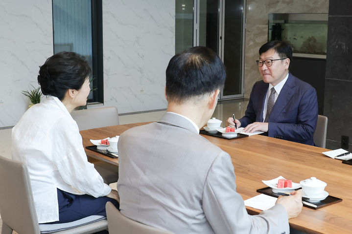 [서울=뉴시스] 최진석 기자 = 정점식 국민의힘 원내대표가 19일 오전 대구 달성군 유가읍 박근혜 전 대통령 사저에서 박근혜 전 대통령을 예방하고 있다. (사진=국민의힘 제공) 2026.08.19. photo@newsis.com *재판매 및 DB 금지