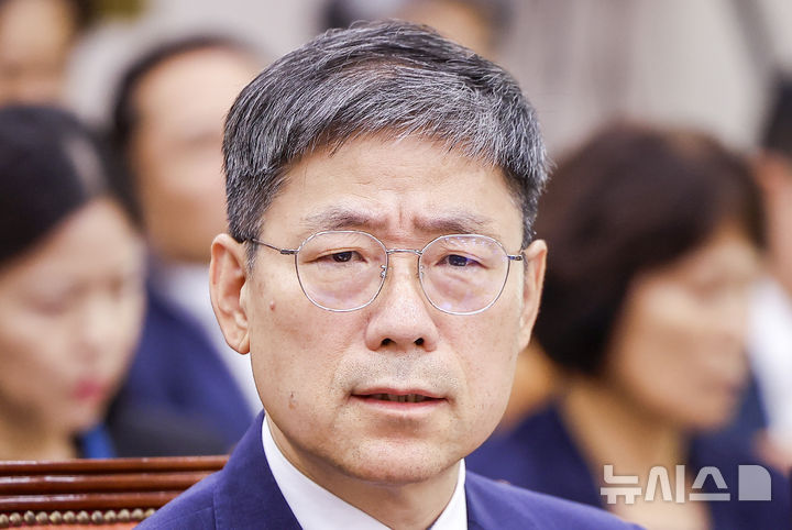 [서울=뉴시스] 정병혁 기자 = 노경필 법원행정처장이 19일 서울 여의도 국회에서 열린 법제사법위원회 전체회의에서 질문에 답하고 있다. 2026.08.19. jhope@newsis.com