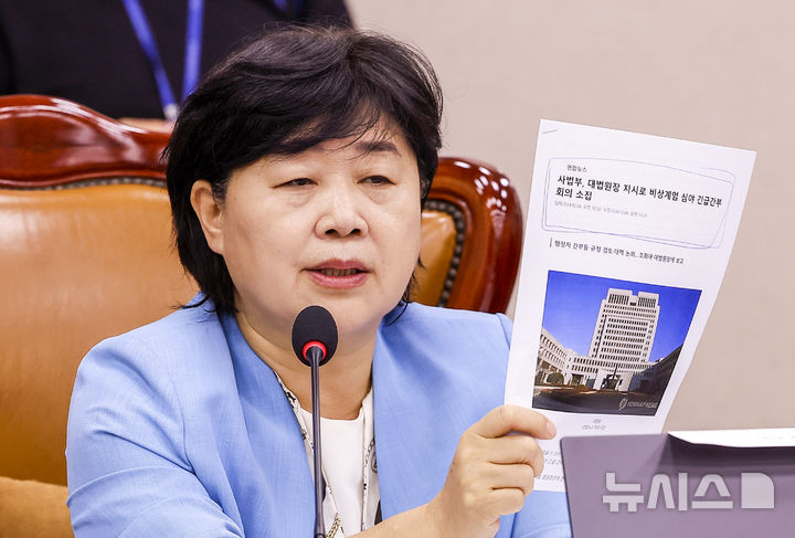 [서울=뉴시스] 정병혁 기자 = 서영교 국회 법제사법위원장이 19일 서울 여의도 국회에서 열린 법제사법위원회 전체회의에서 노경필 법원행정처장에게 질문하고 있다. 2026.08.19. jhope@newsis.com
