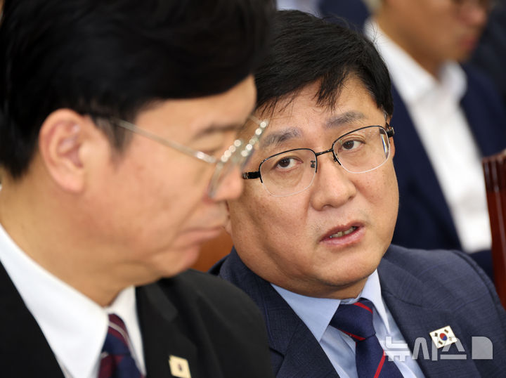 [서울=뉴시스] 최진석 기자 = 김영훈(왼쪽) 고용노동부, 김성환 기후에너지환경부 장관이 19일 여의도 국회에서 열린 기후에너지환경노동위원회 제3차 전체회의에서 대화를 나누고 있다. 2026.08.19. myjs@newsis.com