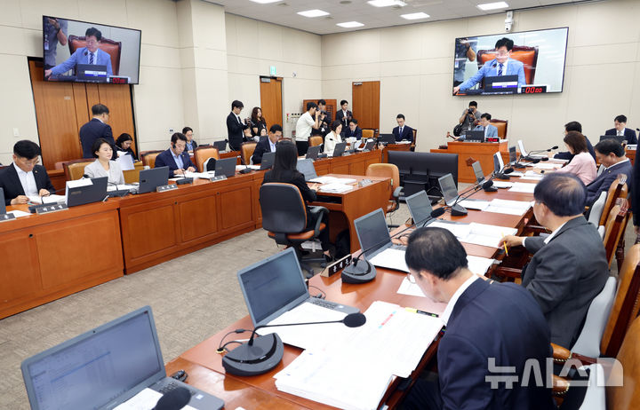 [서울=뉴시스] 최진석 기자 = 19일 여의도 국회에서 기후에너지환경노동위원회 제3차 전체회의가 열리고 있다. 2026.08.19. myjs@newsis.com