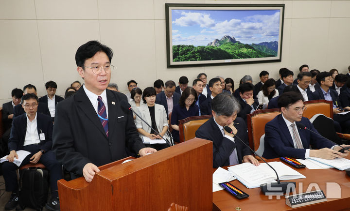 [서울=뉴시스] 최진석 기자 = 김영훈 고용노동부 장관이 지난 8월 19일 여의도 국회에서 열린 기후에너지환경노동위원회 제3차 전체회의에서 결산 및 예비비 지출 승인건에 대한 제안설명을 하고 있다. 2026.08.19. myjs@newsis.com