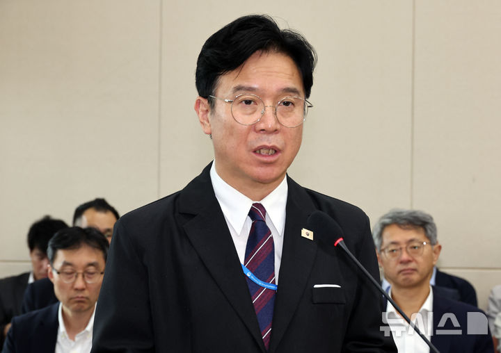 [서울=뉴시스] 최진석 기자 = 김영훈 고용노동부 장관이 19일 여의도 국회에서 열린 기후에너지환경노동위원회 제3차 전체회의에서 결산 및 예비비 지출 승인건에 대한 제안설명을 하고 있다. 2026.08.19. myjs@newsis.com