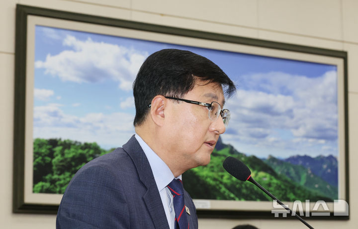 [서울=뉴시스] 최진석 기자 = 김성환 기후에너지환경부 장관이 19일 여의도 국회에서 열린 기후에너지환경노동위원회 제3차 전체회의에서 결산 및 예비비 지출 승인건에 대한 제안설명을 하고 있다. 2026.08.19. myjs@newsis.com